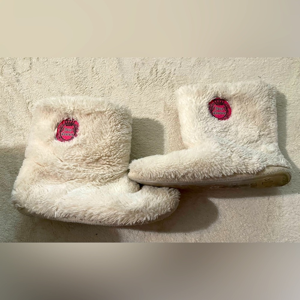 Juicy Couture Slippers boot size L 9/10